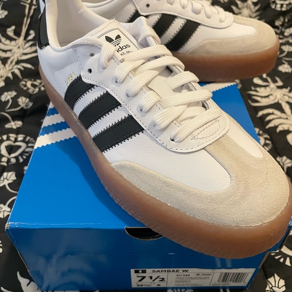 Adidas Women's Sambae 7.5 NWT - Picture 2 of 5